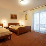 Lovely In With Wifi Apartman